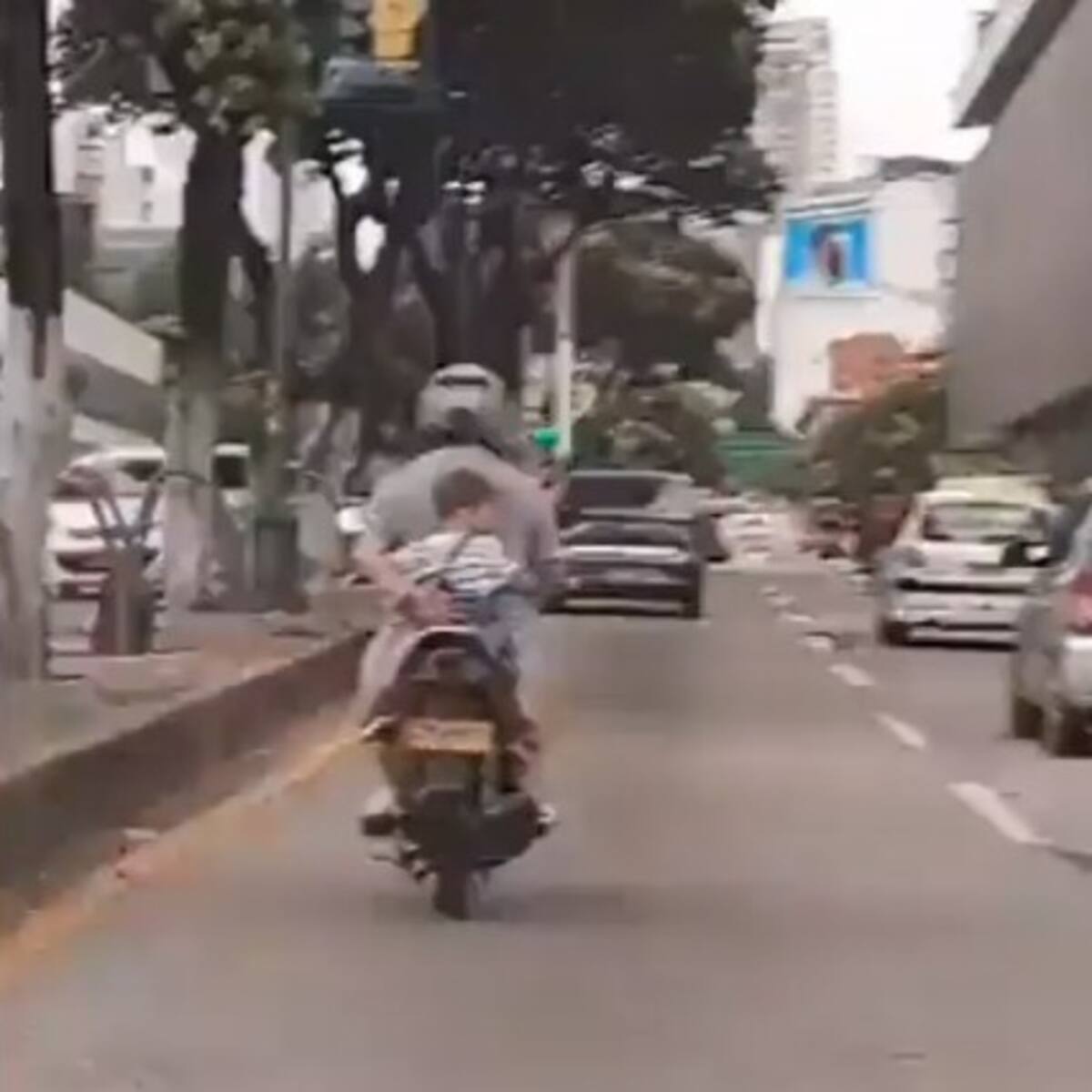 VIDEO: Niño es transportado en una moto en plena 27