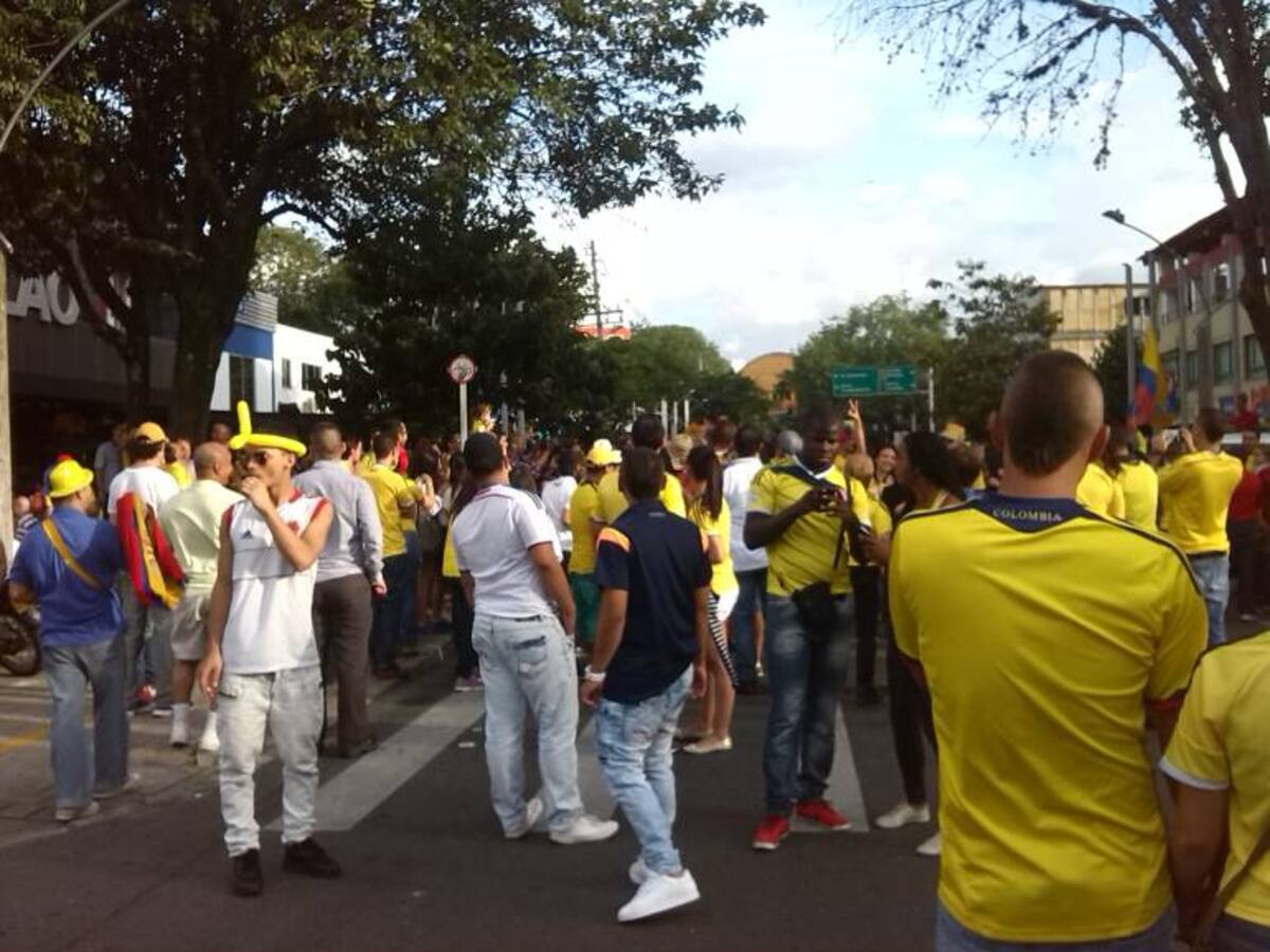 Hinchas de Colombia en Medellín extrañados con juego de la tricolor