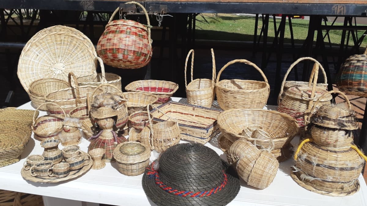 Canastos en vez de bolsas plásticas, para cuidar el planeta