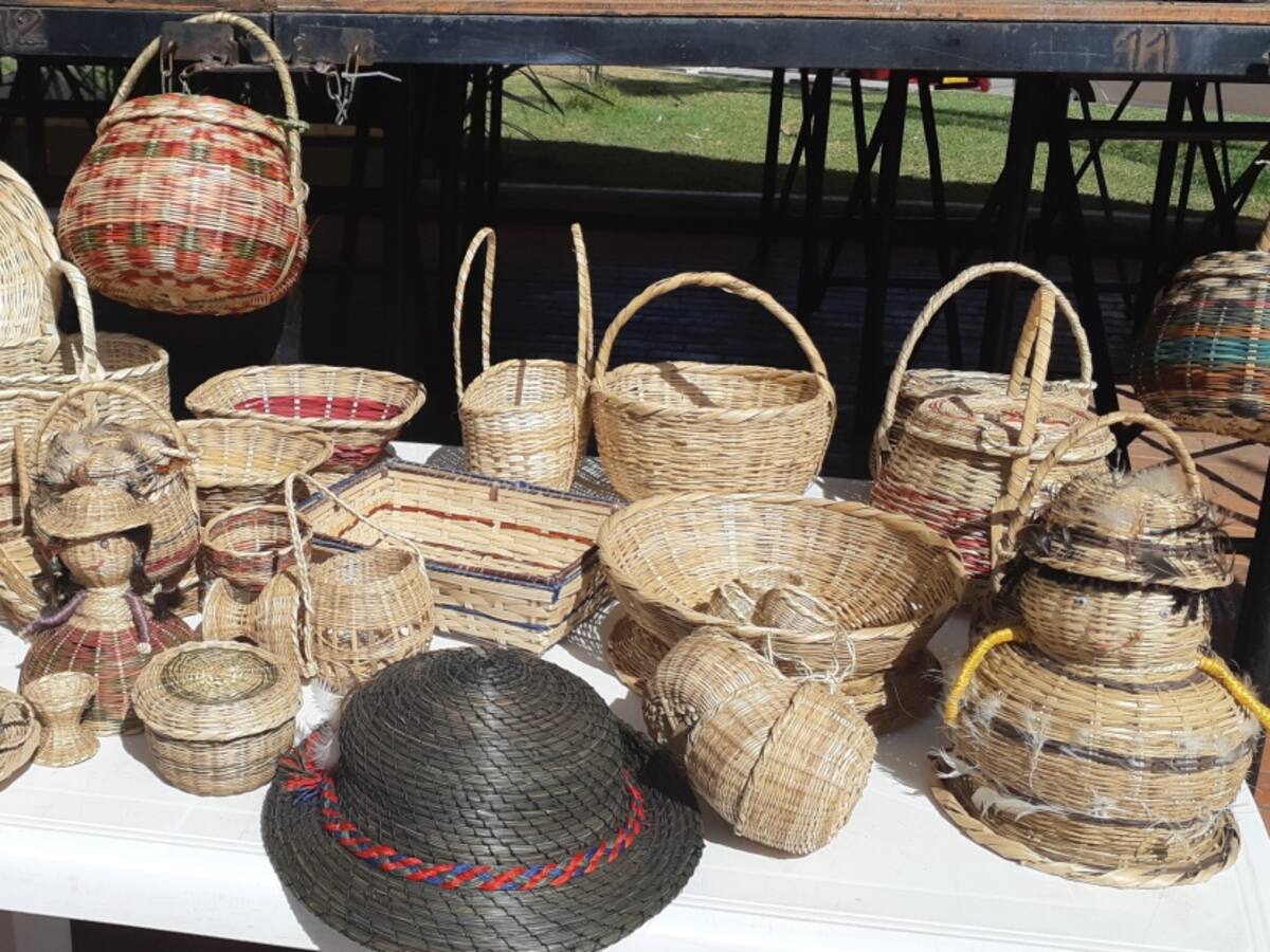 Canastos en vez de bolsas plásticas, para cuidar el planeta