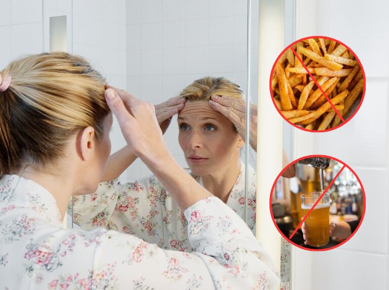 Mujer revisando sus arrugas en el espejo de su baño / Cerveza y papas fritas (Getty Images)