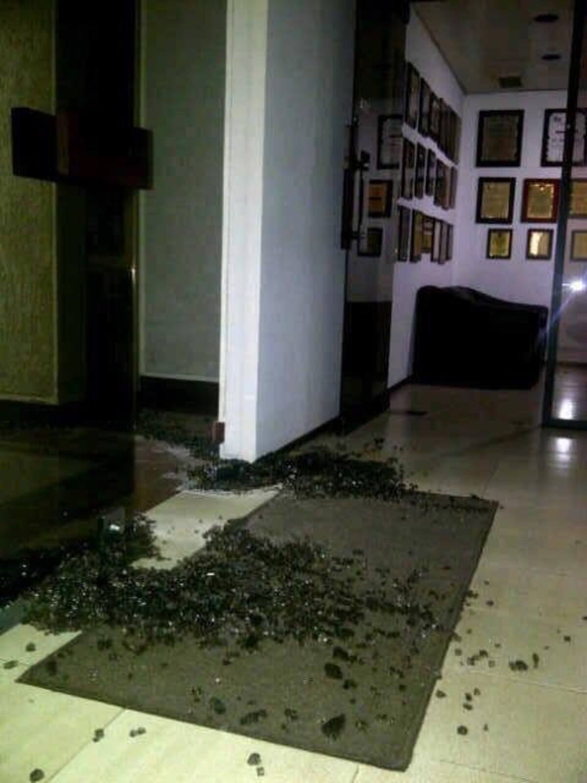 Las puertas y las ventanas fueron destrozadas cuando el alcalde de Caracas fue detenido por las fuerzas armadas de Venezuela, quienes irrumpieron en su oficina sin orden de captura.