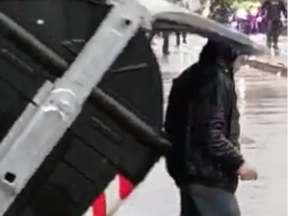 La mala suerte: mientras caminaba, a manifestante le cayó una caneca encima