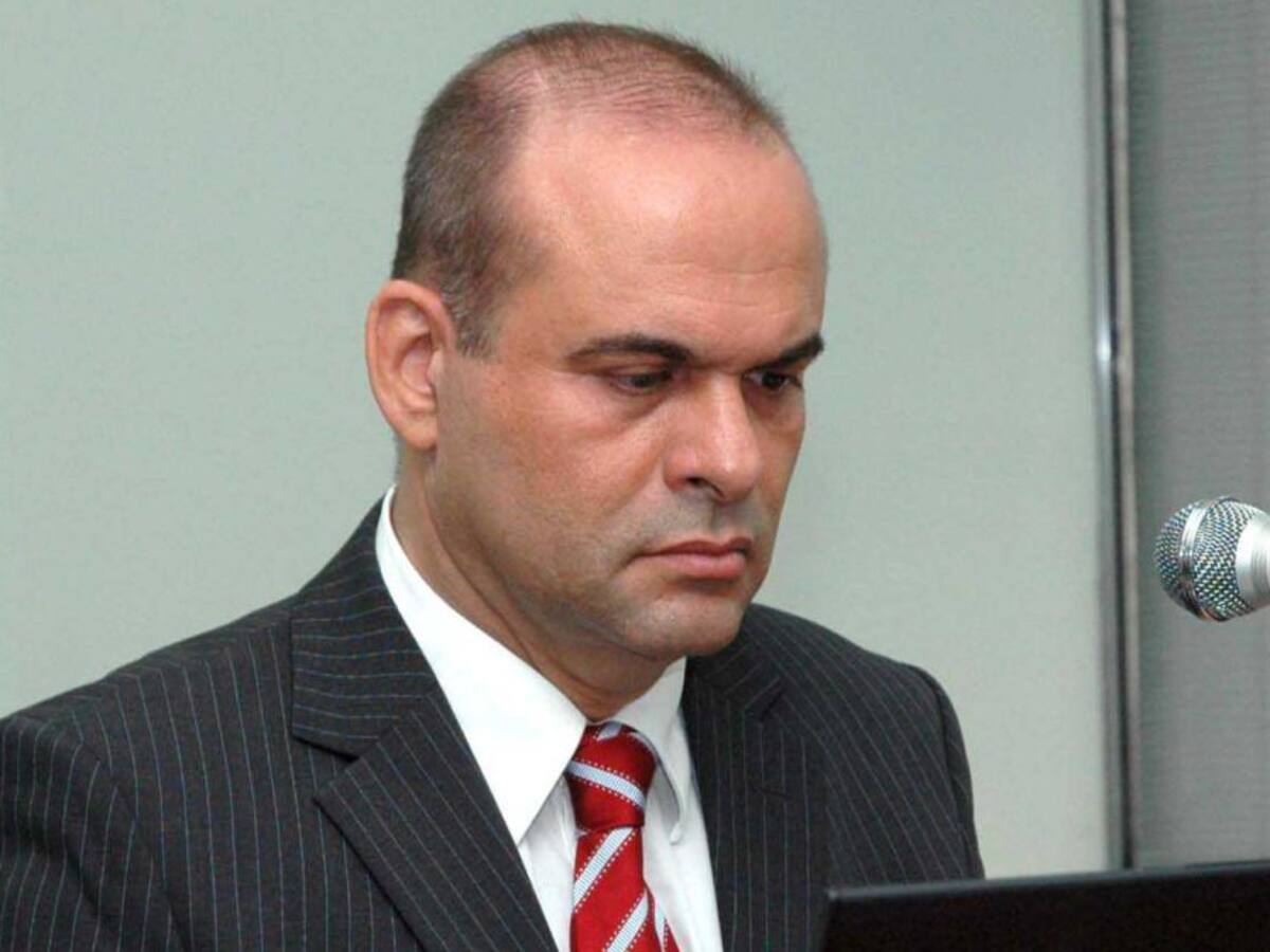 Abogado de Mancuso denuncia que grupo armado lo busca en Antioquia