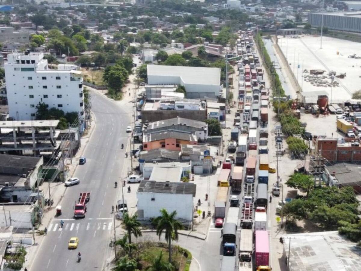 Extenso trancón por bloqueos en el corredor de carga de Cartagena