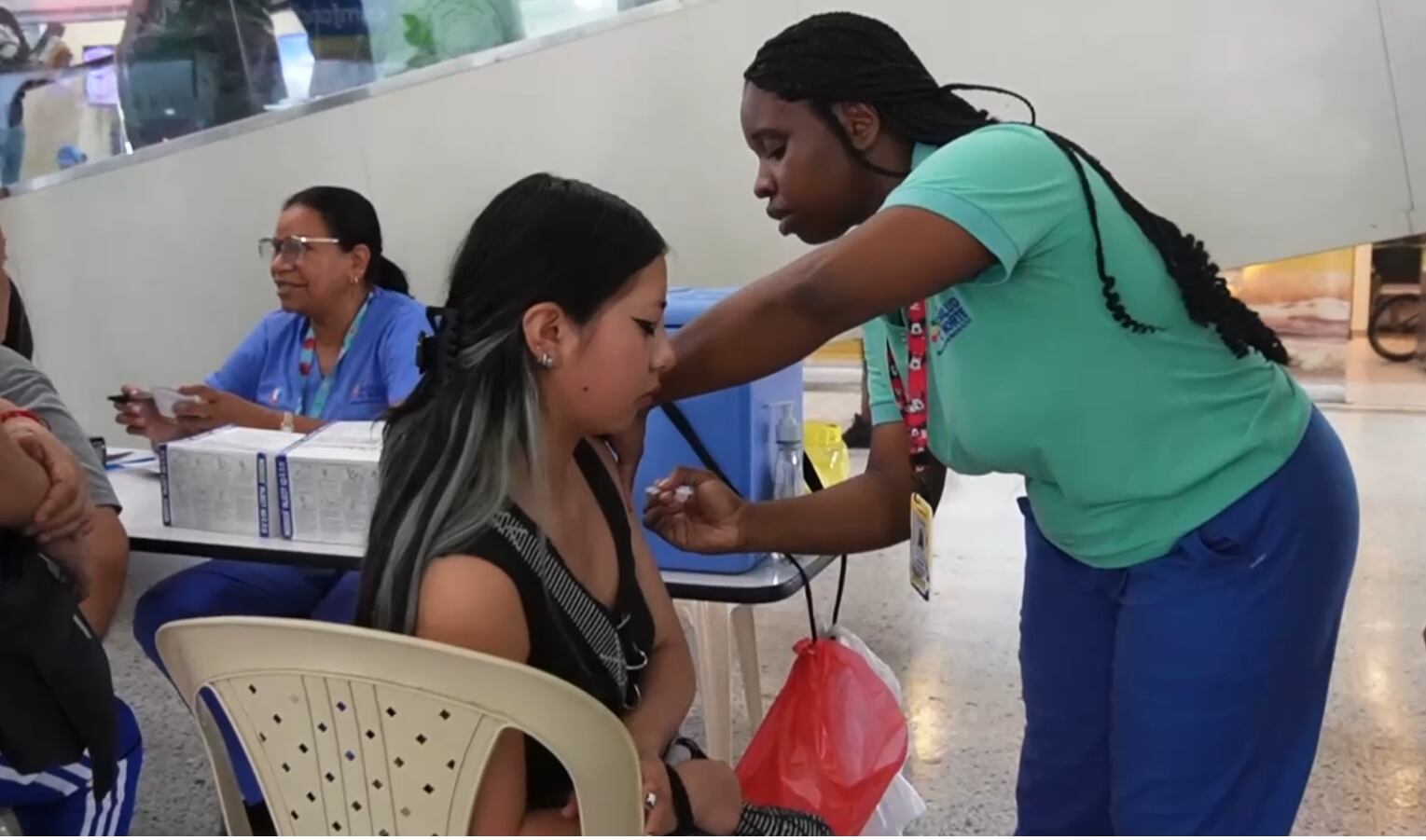 Vacunación contra la fiebre amarilla en la Terminal de Cali / Foto: Secretaría de Salud
