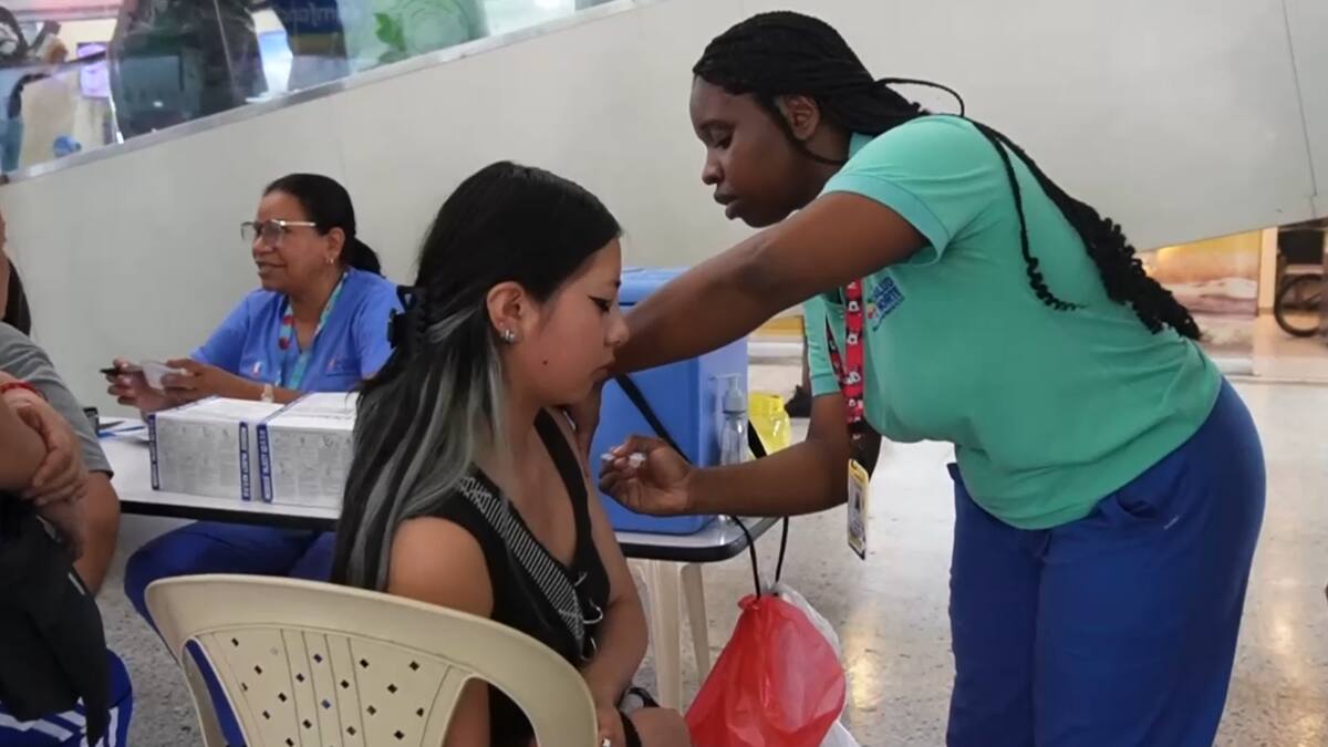 Cali refuerza vacunación contra la fiebre amarilla en Semana Santa en la Terminal de Transportes