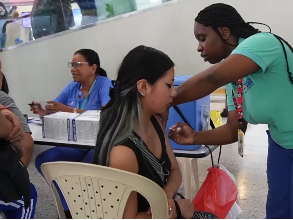 Cali refuerza vacunación contra la fiebre amarilla en Semana Santa en la Terminal de Transportes