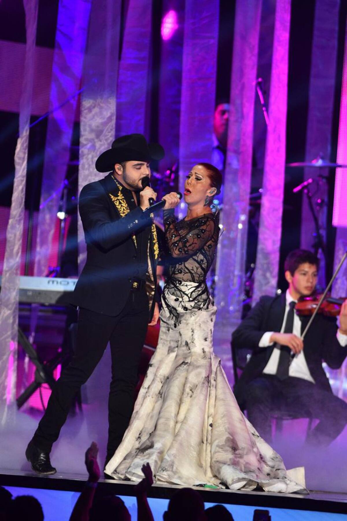 La cantante mexicana Alejandra Guzmán (c) y el estadounidense Gerardo Ortiz (i) se presentan en la gala de los premios Billboard 