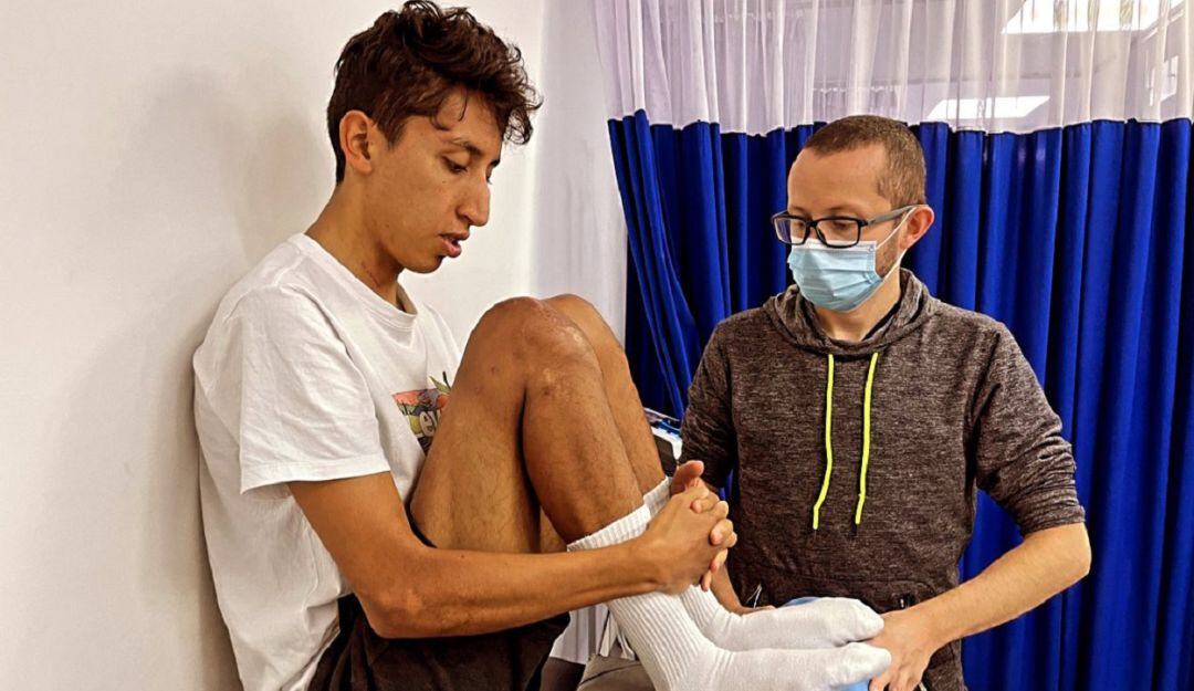 Egan Bernal trabaja con su fisioterapeuta en su recuperación.