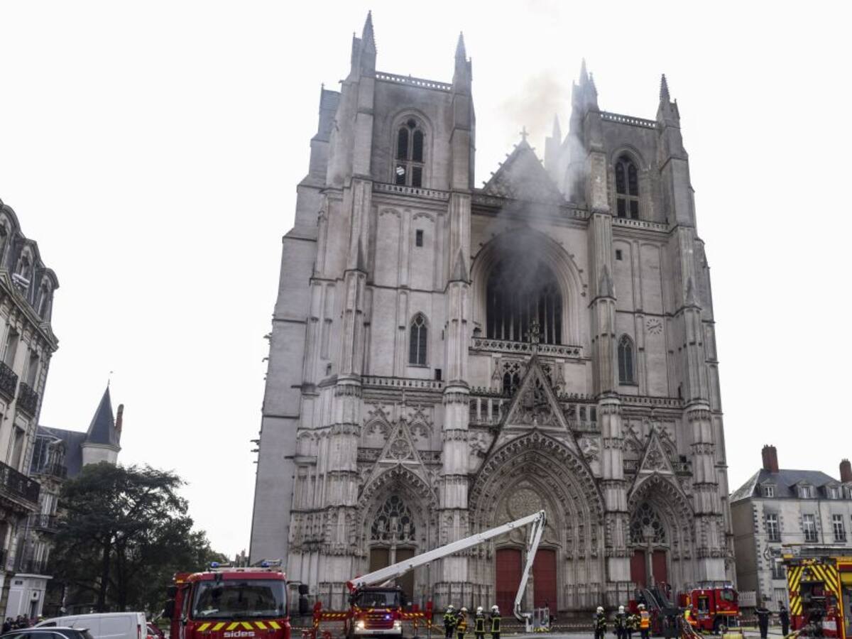 Incendio en la catedral de Nantes deja daños en la estructura gótica
