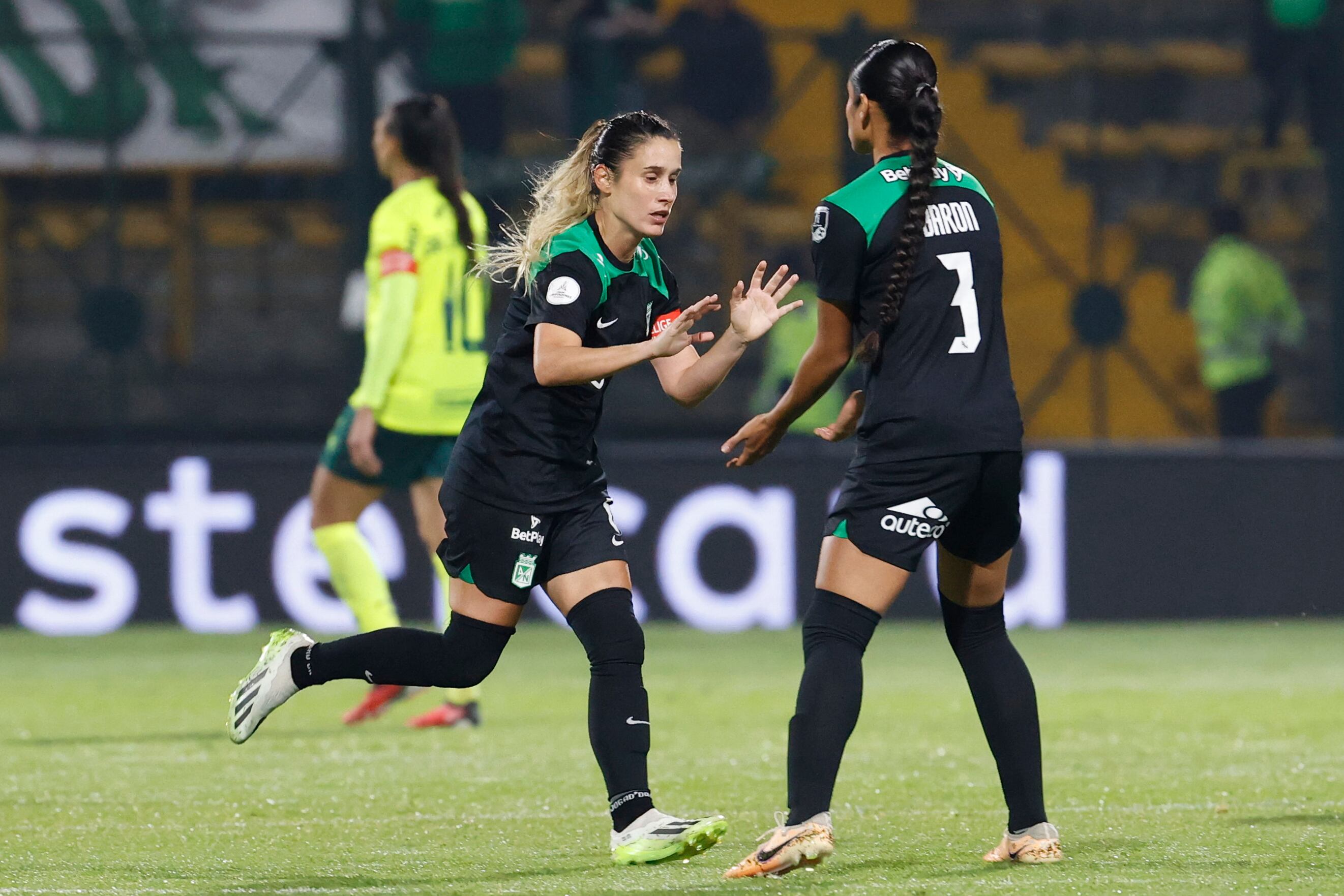 Daniela Montota celebra un gol, en un partido de las semifinales de la Copa Libertadores entre Palmeiras y Atlético Nacional en el estadio Metropolitano de Techo en Bogotá (Colombia). EFE/ Mauricio Dueñas Castañeda