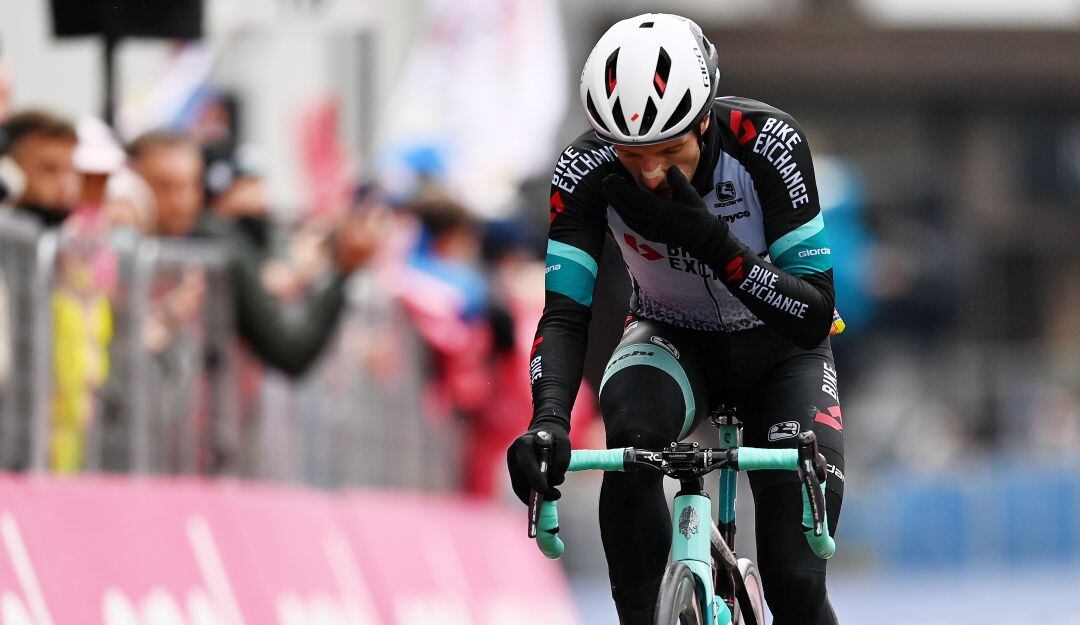 Simon Yates, exhausto en su llegada a la meta.