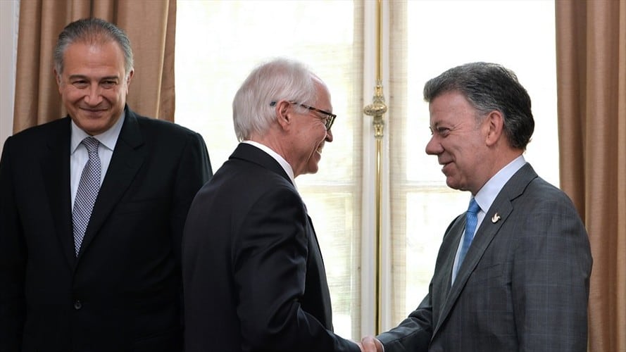 Juan Manuel Santos saluda a Bernard Aronson, delegado de los Estados Unidos al proceso de paz. Foto: Colprensa