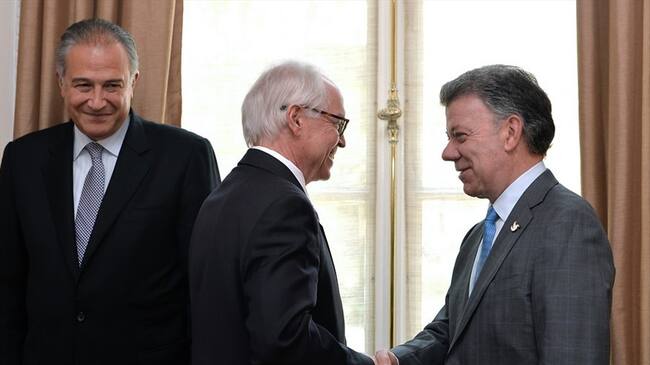 Juan Manuel Santos saluda a Bernard Aronson, delegado de los Estados Unidos al proceso de paz. Foto: Colprensa