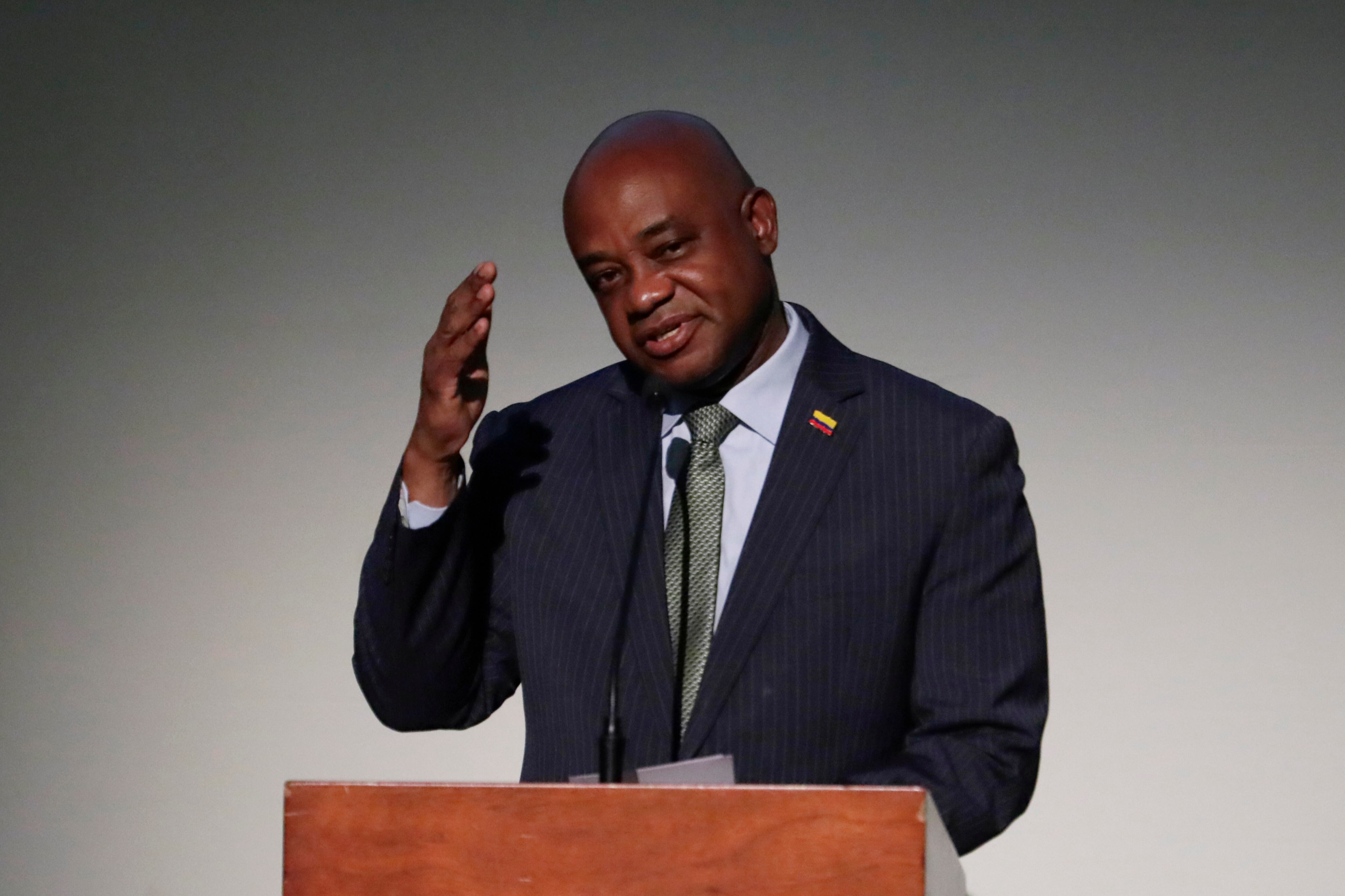 AME795. BOGOTÁ (COLOMBIA), 25/11/2024.- El ministro de Relaciones Exteriores de Colombia, Luis Gilberto Murillo, habla este lunes, durante la Conmemoración de la firma del Acuerdo de Paz entre el Gobierno y las FARC, en el Teatro Colón en Bogotá (Colombia). El Teatro Colón de Bogotá acogió, ocho años después, la conmemoración de la firma del acuerdo de paz entre el Gobierno y la entonces guerrilla de las FARC, un "hito en la historia de los conflictos armados en el mundo entero" que fue pionero en reconocer a las víctimas de violencia sexual en el conflicto, consideró el canciller colombiano, Luis Gilberto Murillo. EFE/Carlos Ortega