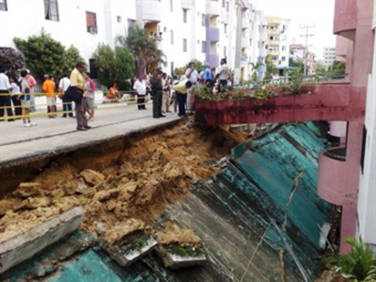 Caída de muro de contención provoca emergencia en barrio de Cartagena