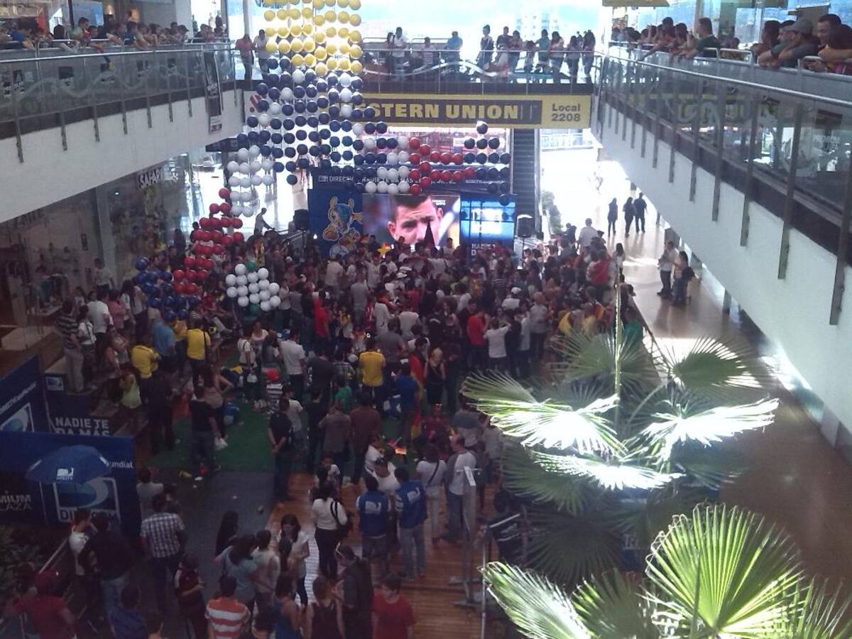 Con cornetas, banderas y cerveza la colonia alemana celebró el triunfo en el centro comercial Premium Plaza.