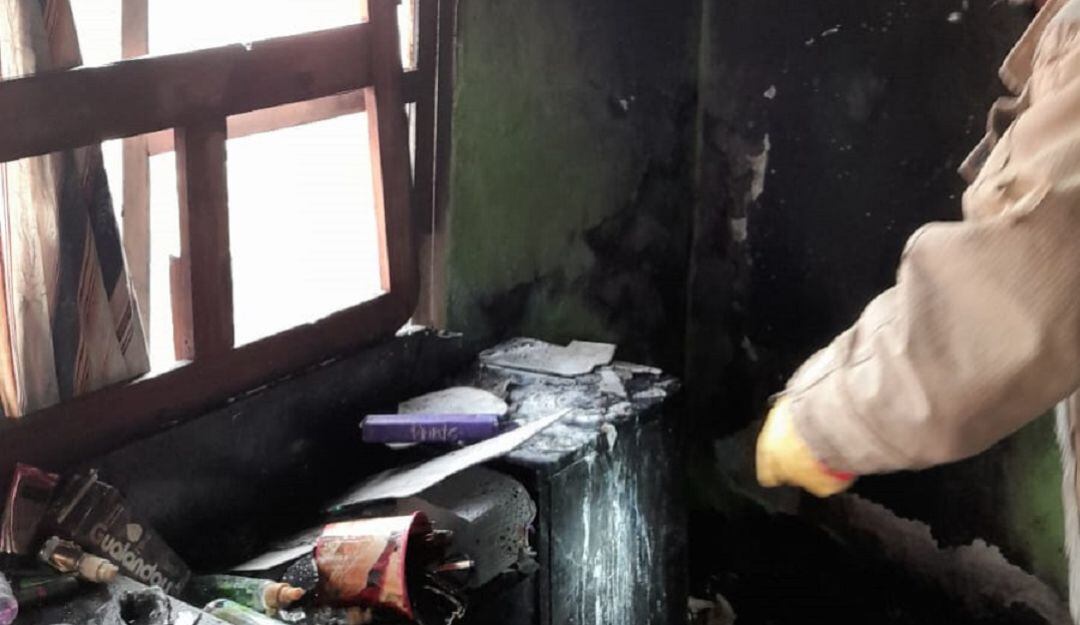 Según el cuerpo de Bomberos, la emergencia se originó por un corto circuito en el toma corriente de la habitación principal