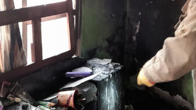 Según el cuerpo de Bomberos, la emergencia se originó por un corto circuito en el toma corriente de la habitación principal