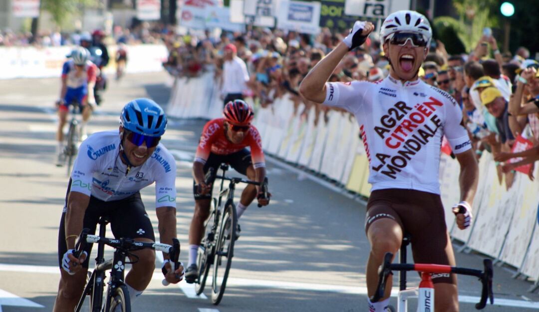 Nairo Quintana cruza la meta tras el francés Bernoit Conesfroy, ganador de la carrera.