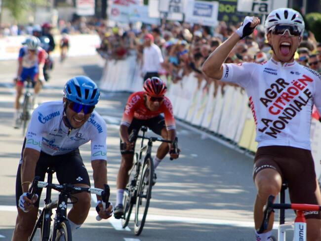 Nairo Quintana cruza la meta tras el francés Bernoit Conesfroy, ganador de la carrera.