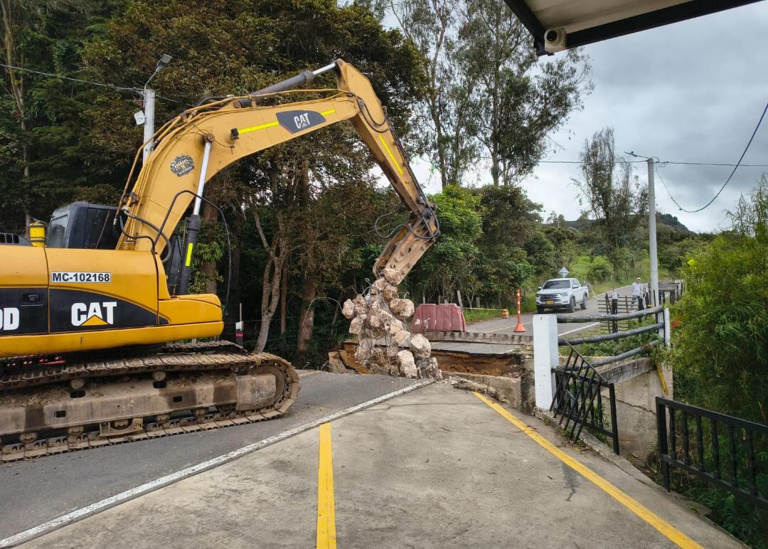 Los trabajos de demolición del puente Los Negritos, ubicado en la vía entre Jenesano y Tierranegra, comenzaron este lunes 22 de junio / Foto: Alcaldía de Jenesano.