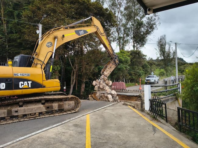 Los trabajos de demolición del puente Los Negritos, ubicado en la vía entre Jenesano y Tierranegra, comenzaron este lunes 22 de junio / Foto: Alcaldía de Jenesano.