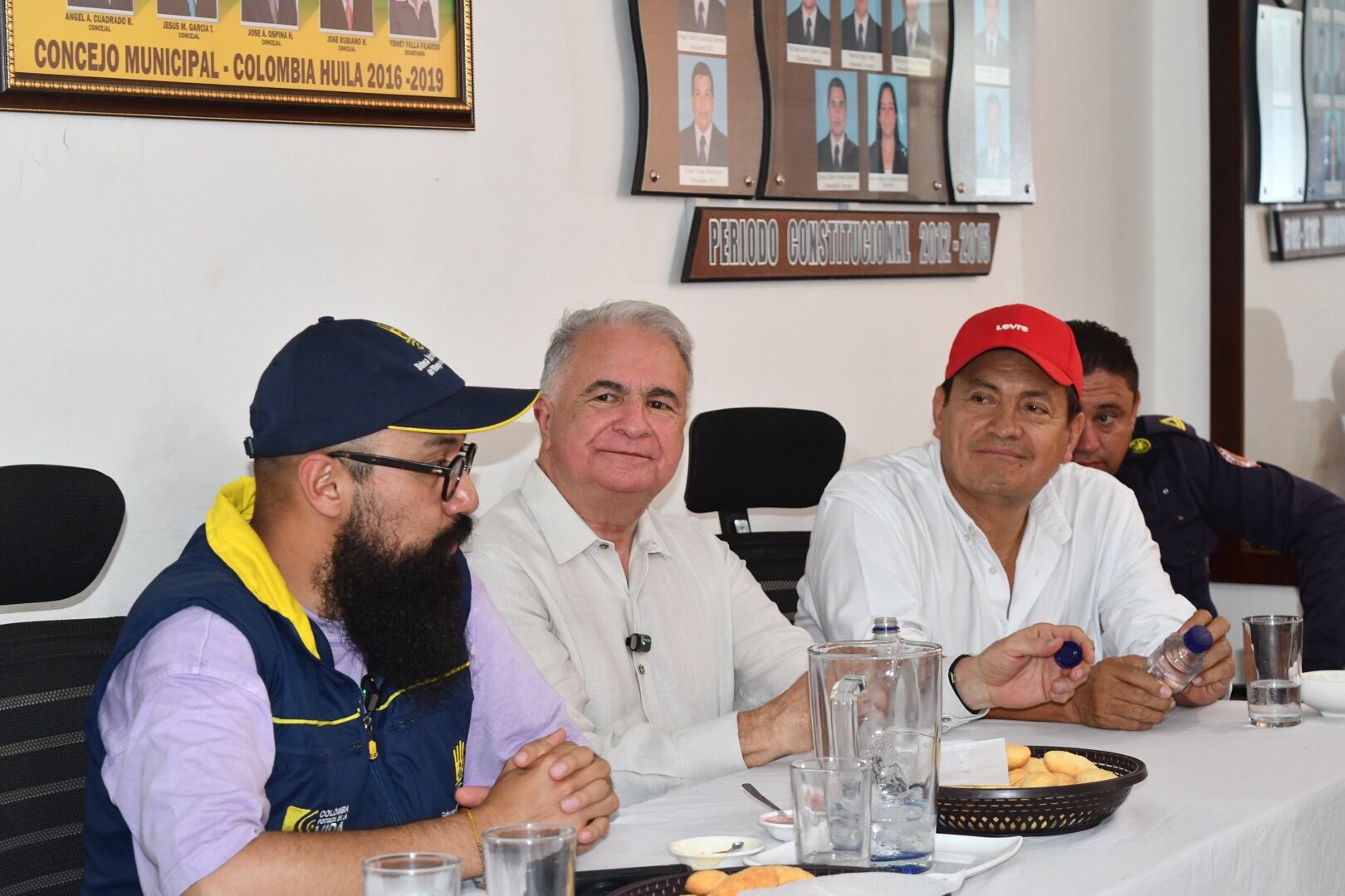 Entre tanto, el gobernador del Huila, Rodrigo Villalba Mosquera, se comprometió a cooperar en la cofinanciación a que haya lugar para finiquitar los compromisos adquiridos por el director de la UNGRD en beneficio de los huilenses.