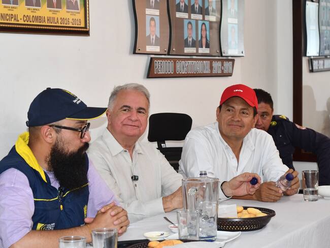 Entre tanto, el gobernador del Huila, Rodrigo Villalba Mosquera, se comprometió a cooperar en la cofinanciación a que haya lugar para finiquitar los compromisos adquiridos por el director de la UNGRD en beneficio de los huilenses.