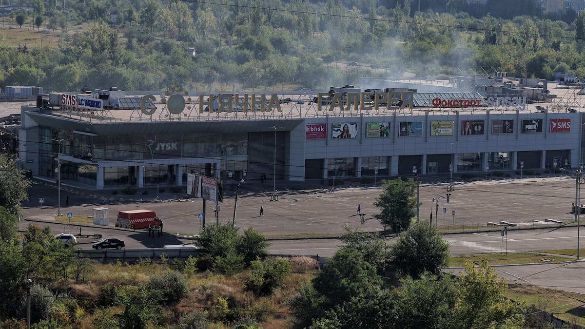 Al menos cuatro muertos y 60 heridos en bombardeo ruso contra centro comercial, según autoridades
