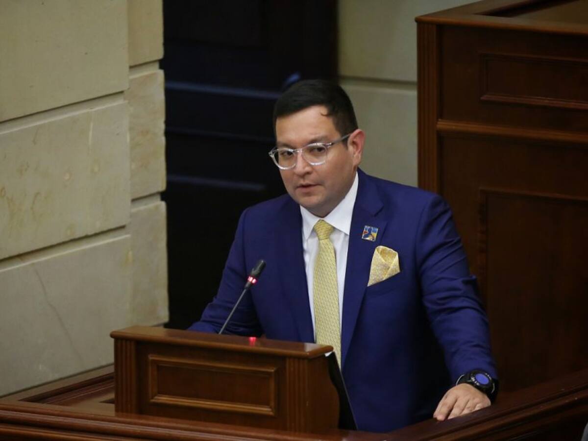 Centro Democrático retira petición de renuncia a director del Inpec