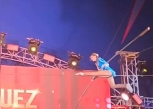 La joven se levantó y apareció al final del espectáculo para recibir una ovación del público.