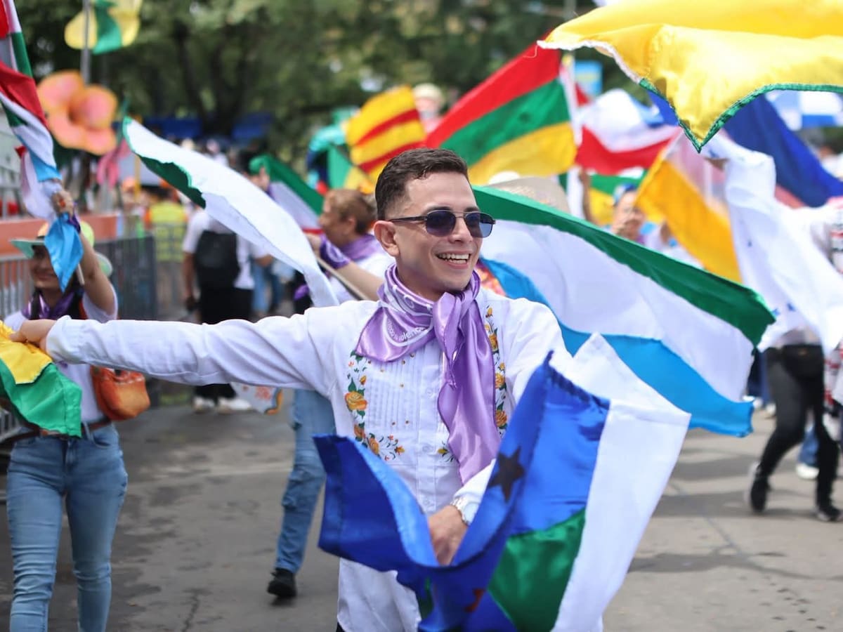 Huila vive su desfile más majestuoso: comparsas, trajes típicos, grupos musicales y danzas