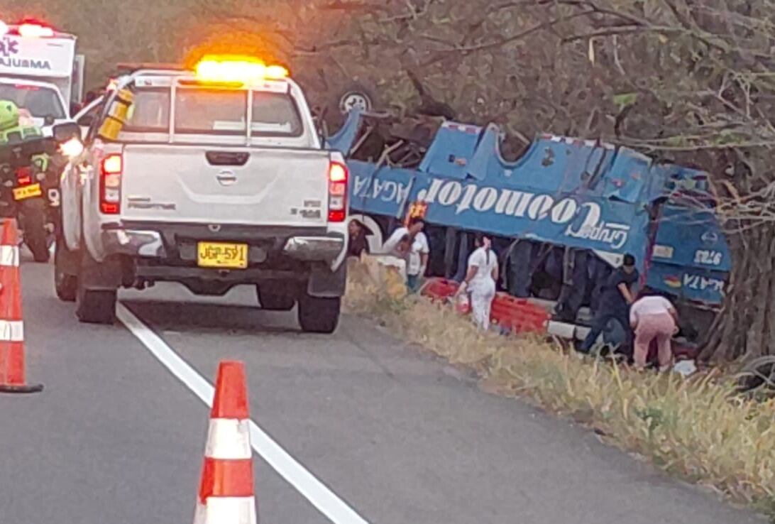 Volcamiento de un bus deja dos personas muertas y 15 heridas en la vía Saldaña-Neiva. Foto: suministrada. 