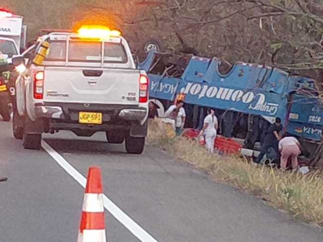 Volcamiento de un bus deja dos personas muertas y 15 heridas en la vía Saldaña-Neiva. Foto: suministrada.
