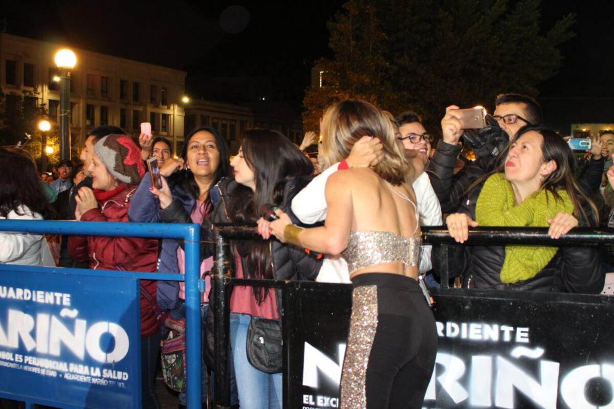 Sin importar la lluvia, las personas disfrutaron y cantaron junto con Mujeres a la Plancha.