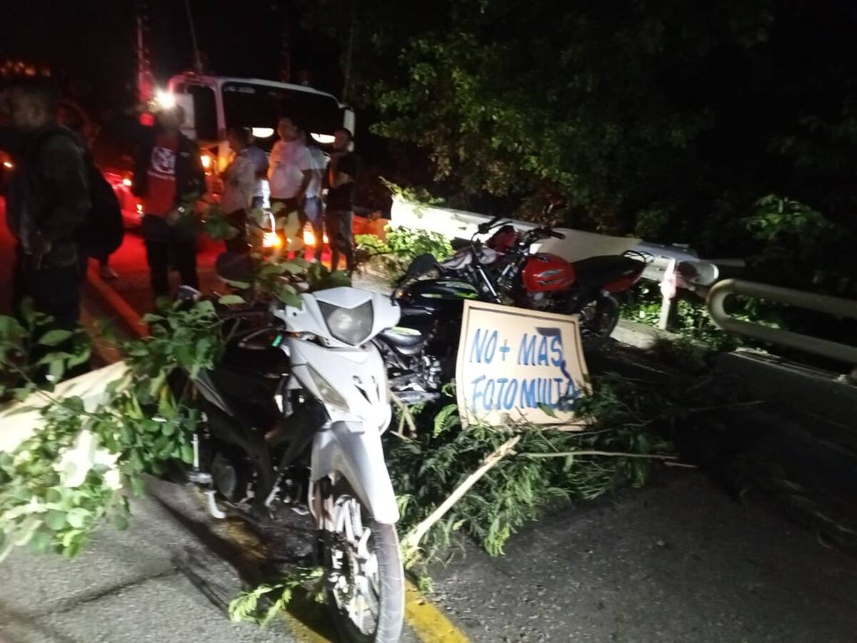Bloqueo en la Troncal de Oriente, en el Magdalena, por protesta de transportadores contra fotomultas