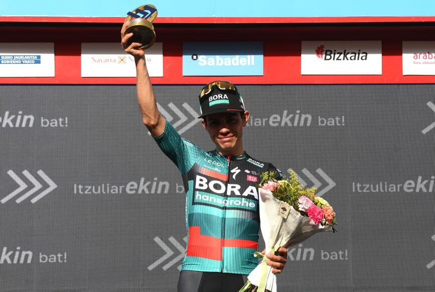 Sergio Higuita celebra su victoria en la etapa 5 de la Vuelta al País Vasco (Photo by David Ramos/Getty Images)