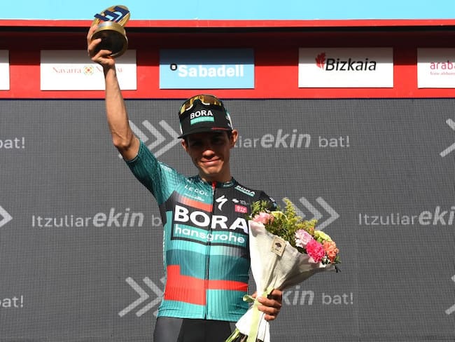 Sergio Higuita celebra su victoria en la etapa 5 de la Vuelta al País Vasco (Photo by David Ramos/Getty Images)