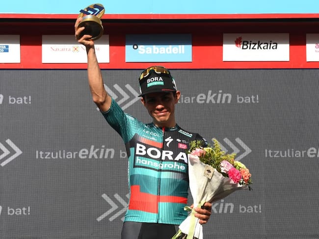Sergio Higuita celebra su victoria en la etapa 5 de la Vuelta al País Vasco (Photo by David Ramos/Getty Images)