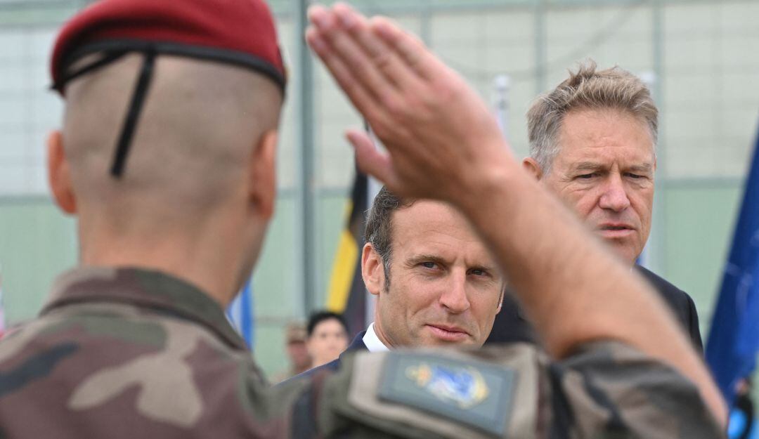 El presidente de Francia, Emmanuel Macron, durante su visita a una base de la OTAN.