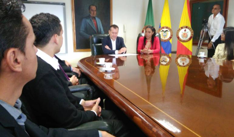 En la reunión de los grupos con el gobernador recibieron el compromiso del mandatario departamental.
