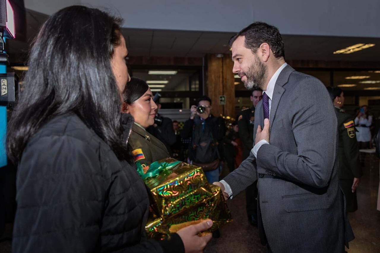 Alcalde de Bogotá, Carlos Fernando Galán, en ceremonia de premiación a uniformados de la policía.  Foto: Cuenta de X de Carlos Fernando Galán.