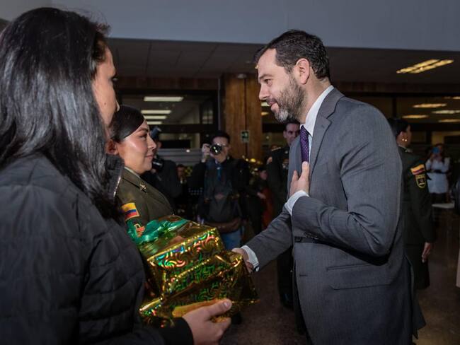 Alcalde de Bogotá, Carlos Fernando Galán, en ceremonia de premiación a uniformados de la policía. Foto: Cuenta de X de Carlos Fernando Galán.