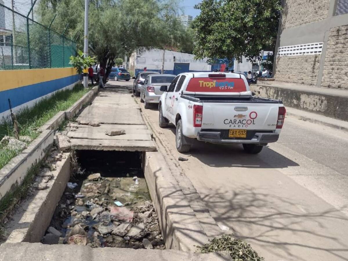 Niños practican béisbol en el Club de Leones rodeados de peligro