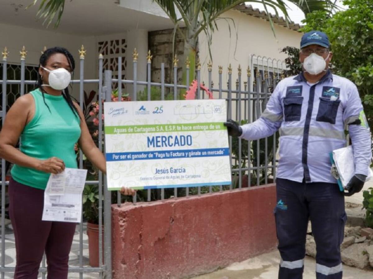 Aguas de Cartagena entrega mercados a usuarios que pagan puntual