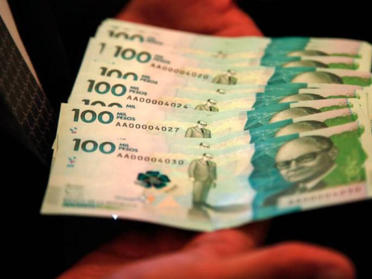 El próximo año todos los cajeros electrónicos deberán entregar billetes de cien mil pesos