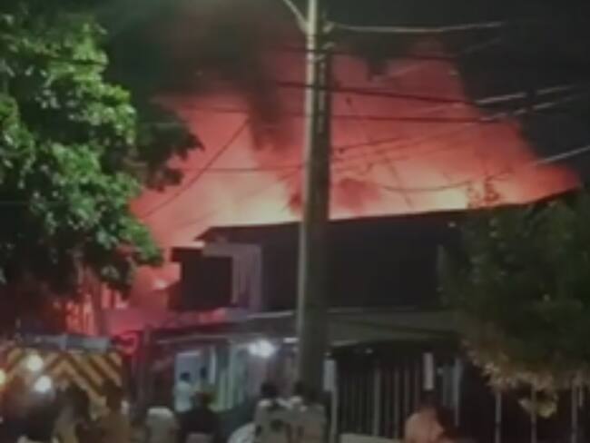Incendio en bodega en el barrio Las Nieves en Barranquilla./ Foto: Tomada de videos en redes sociales