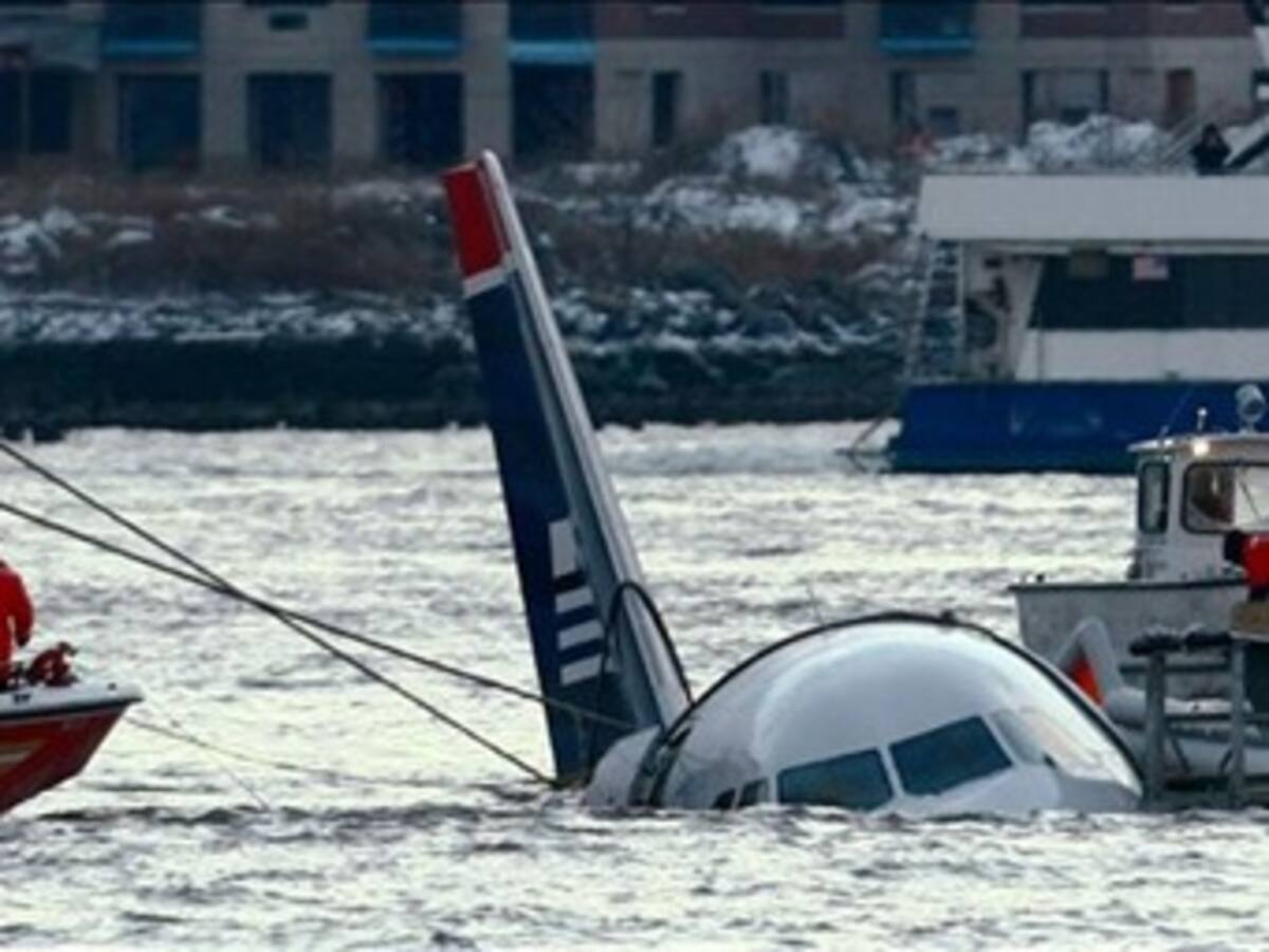 Hallan motor faltante y rastros de aves en el avión que acuatizó en el Hudson